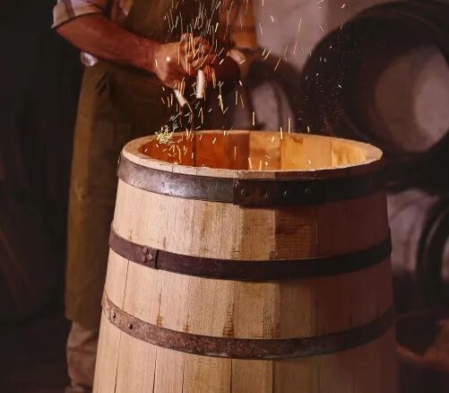 Wie stark die Innenseite eines Fasses geröstet wird, hat einen direkten Einfluss auf den Geschmack des Weins.