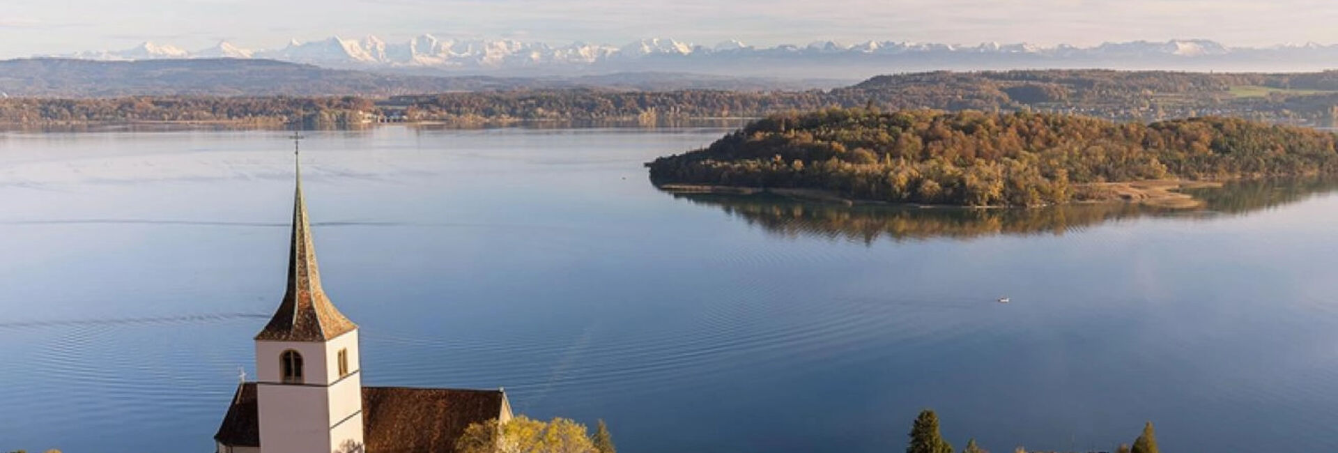 Ein Glas Wein mit Blick auf den See